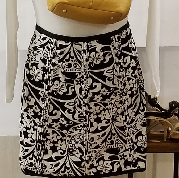 Old Navy Dresses & Skirts - Black and White Old Navy Floral Print Skirt. Sz 8.